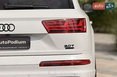 Позашляховик / Кросовер Audi Q7 2018 в 