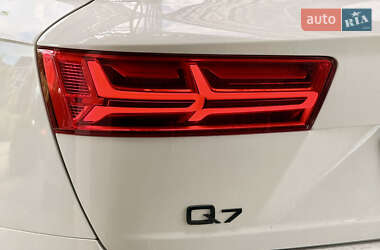 Позашляховик / Кросовер Audi Q7 2018 в 