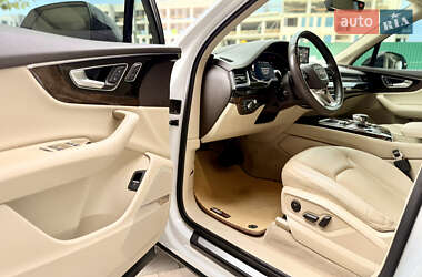 Позашляховик / Кросовер Audi Q7 2018 в 