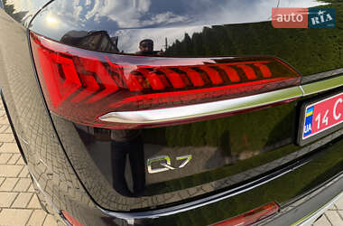 Позашляховик / Кросовер Audi Q7 2020 в 