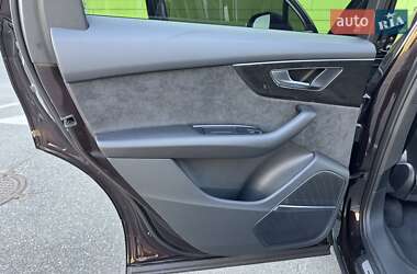 Позашляховик / Кросовер Audi Q7 2022 в 