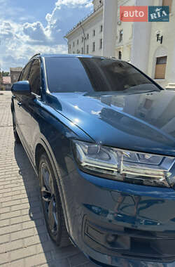 Позашляховик / Кросовер Audi Q7 2018 в 