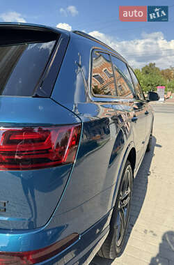 Позашляховик / Кросовер Audi Q7 2018 в 