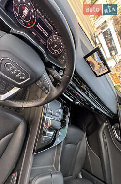Позашляховик / Кросовер Audi Q7 2018 в 