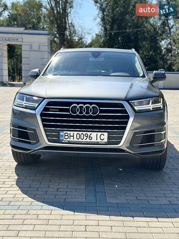 Позашляховик / Кросовер Audi Q7 2015 в 