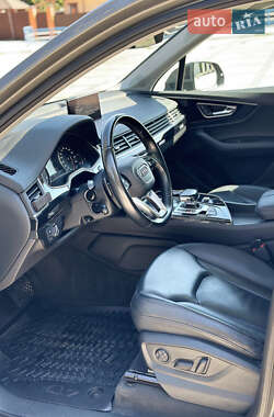 Позашляховик / Кросовер Audi Q7 2015 в 