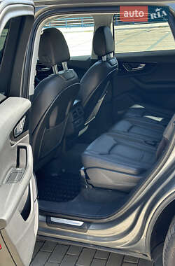 Позашляховик / Кросовер Audi Q7 2015 в 