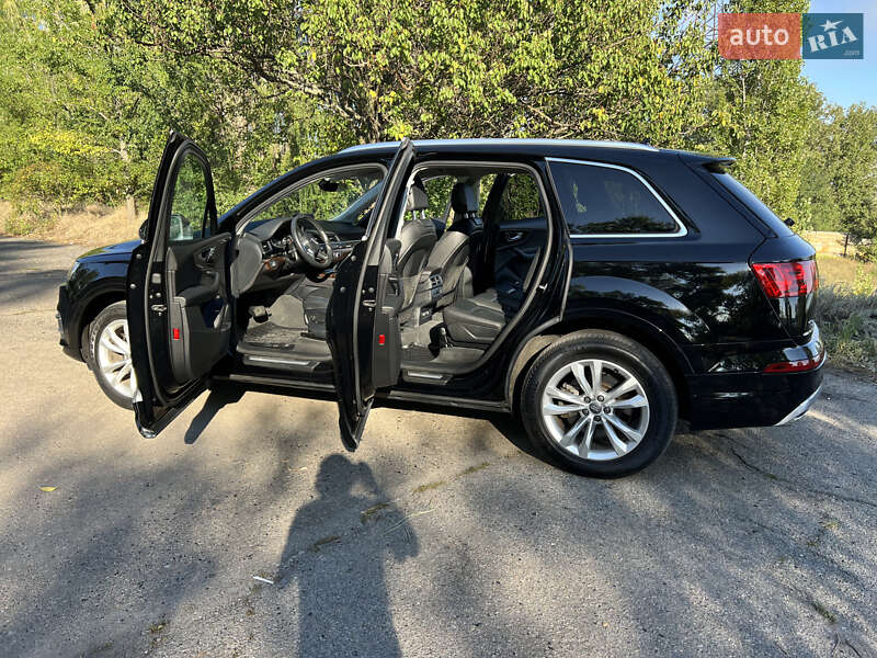 Позашляховик / Кросовер Audi Q7 2018 в Зміїві