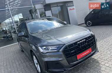 Позашляховик / Кросовер Audi Q7 2022 в 