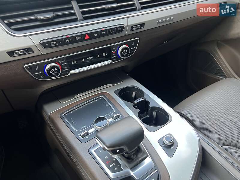 Внедорожник / Кроссовер Audi Q7 2016 в Киеве