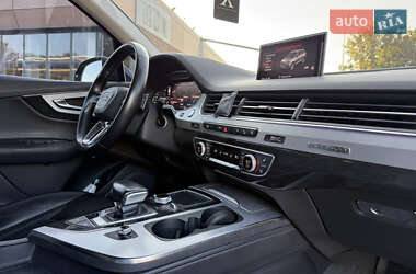 Внедорожник / Кроссовер Audi Q7 2015 в 