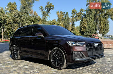 Позашляховик / Кросовер Audi Q7 2020 в 