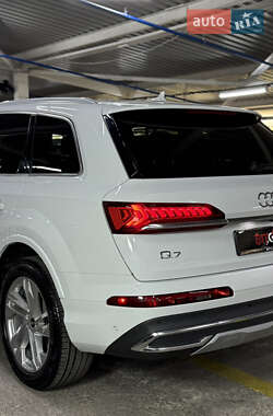Позашляховик / Кросовер Audi Q7 2021 в 