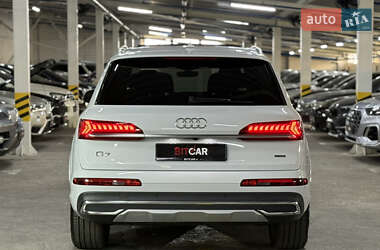 Позашляховик / Кросовер Audi Q7 2021 в 