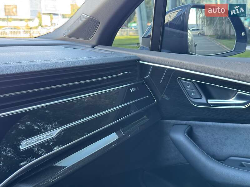 Позашляховик / Кросовер Audi Q7 2024 в Києві