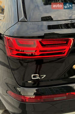 Позашляховик / Кросовер Audi Q7 2017 в 