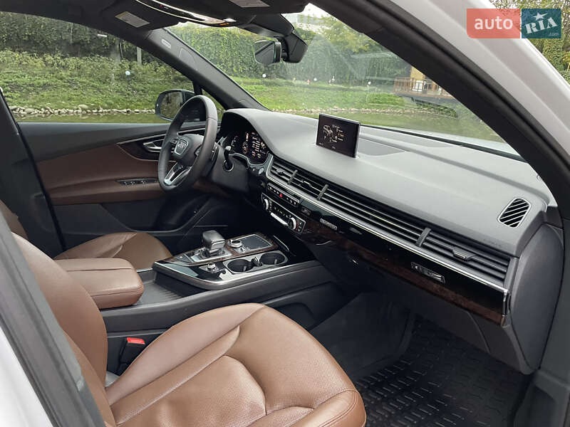 Позашляховик / Кросовер Audi Q7 2016 в Рівному