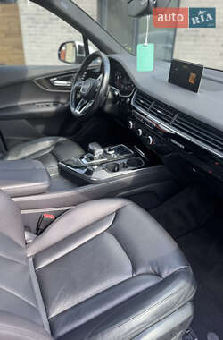 Позашляховик / Кросовер Audi Q7 2016 в 
