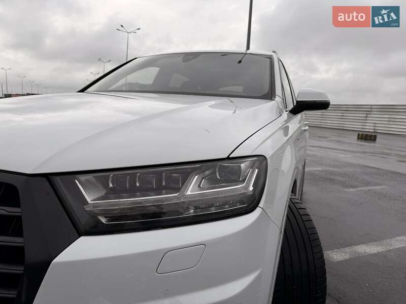 Позашляховик / Кросовер Audi Q7 2016 в Сиховому