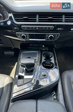 Позашляховик / Кросовер Audi Q7 2016 в 