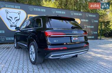Позашляховик / Кросовер Audi Q7 2021 в 