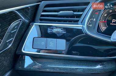 Позашляховик / Кросовер Audi Q7 2021 в 