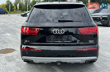 Позашляховик / Кросовер Audi Q7 2017 в 