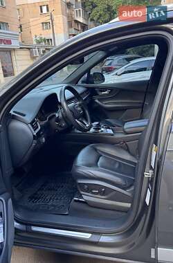 Позашляховик / Кросовер Audi Q7 2018 в 