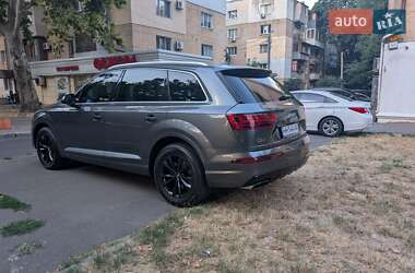 Позашляховик / Кросовер Audi Q7 2018 в 