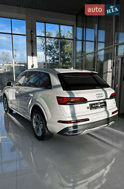 Позашляховик / Кросовер Audi Q7 2019 в 