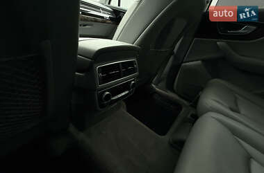 Позашляховик / Кросовер Audi Q7 2016 в 