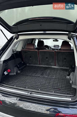 Внедорожник / Кроссовер Audi Q7 2016 в 