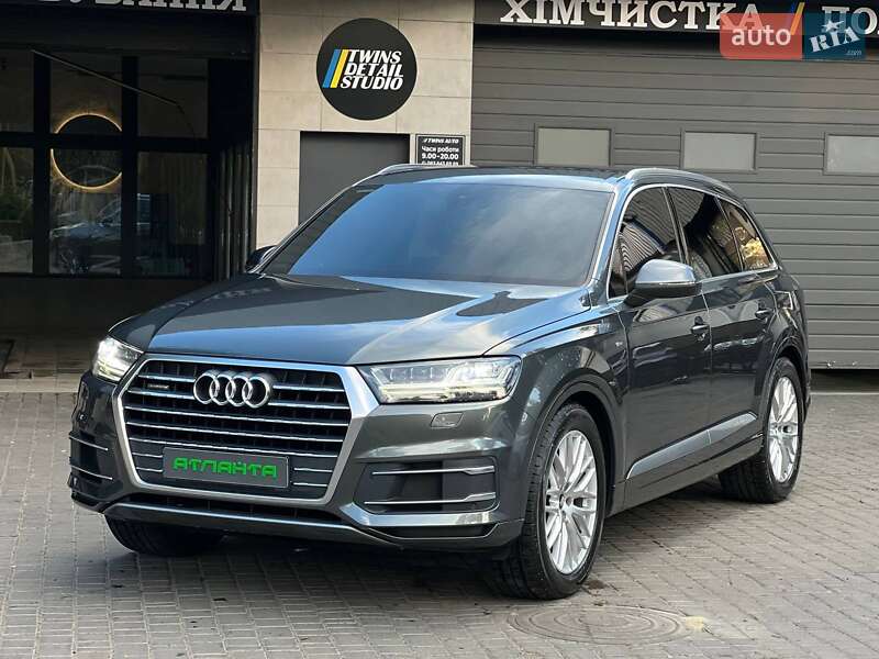 Позашляховик / Кросовер Audi Q7 2015 в 