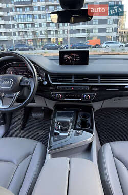 Позашляховик / Кросовер Audi Q7 2019 в 