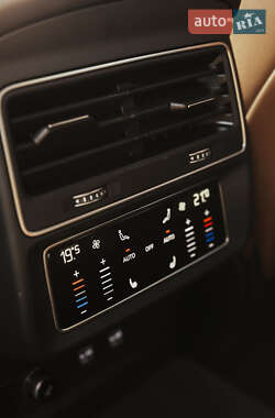 Позашляховик / Кросовер Audi Q7 2020 в 