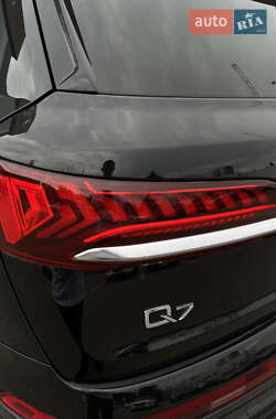 Позашляховик / Кросовер Audi Q7 2021 в 