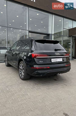 Позашляховик / Кросовер Audi Q7 2021 в 