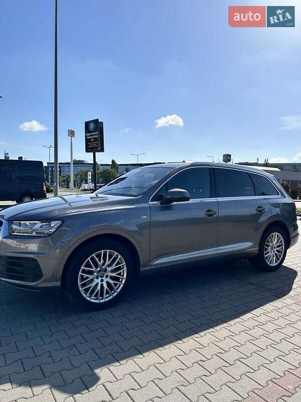 Внедорожник / Кроссовер Audi Q7 2016 в 