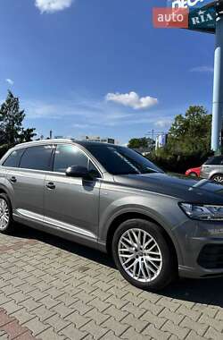 Внедорожник / Кроссовер Audi Q7 2016 в 