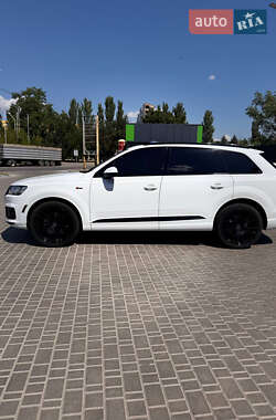 Позашляховик / Кросовер Audi Q7 2017 в 