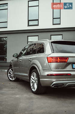 Внедорожник / Кроссовер Audi Q7 2016 в 