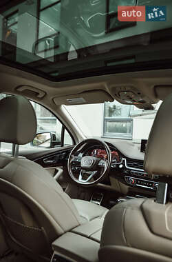Внедорожник / Кроссовер Audi Q7 2016 в 