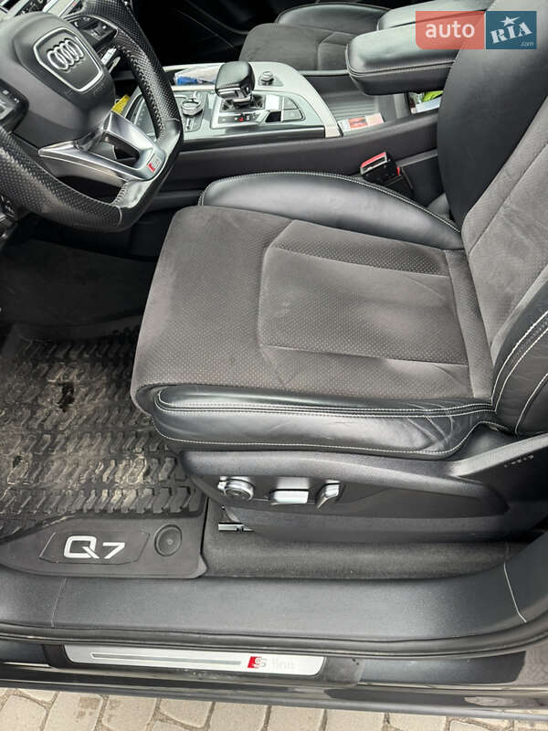 Позашляховик / Кросовер Audi Q7 2017 в Рокитному