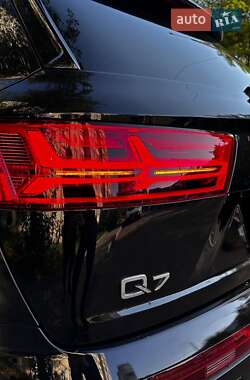 Внедорожник / Кроссовер Audi Q7 2016 в 