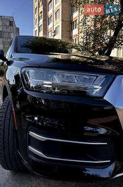 Внедорожник / Кроссовер Audi Q7 2016 в 