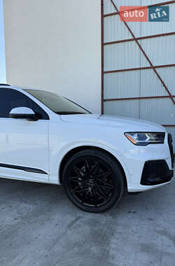 Позашляховик / Кросовер Audi Q7 2020 в 