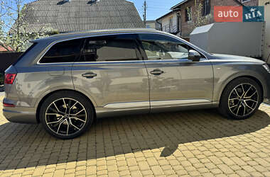 Позашляховик / Кросовер Audi Q7 2015 в 