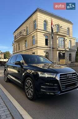 Позашляховик / Кросовер Audi Q7 2018 в 