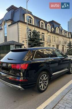 Позашляховик / Кросовер Audi Q7 2018 в 