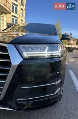 Позашляховик / Кросовер Audi Q7 2018 в 